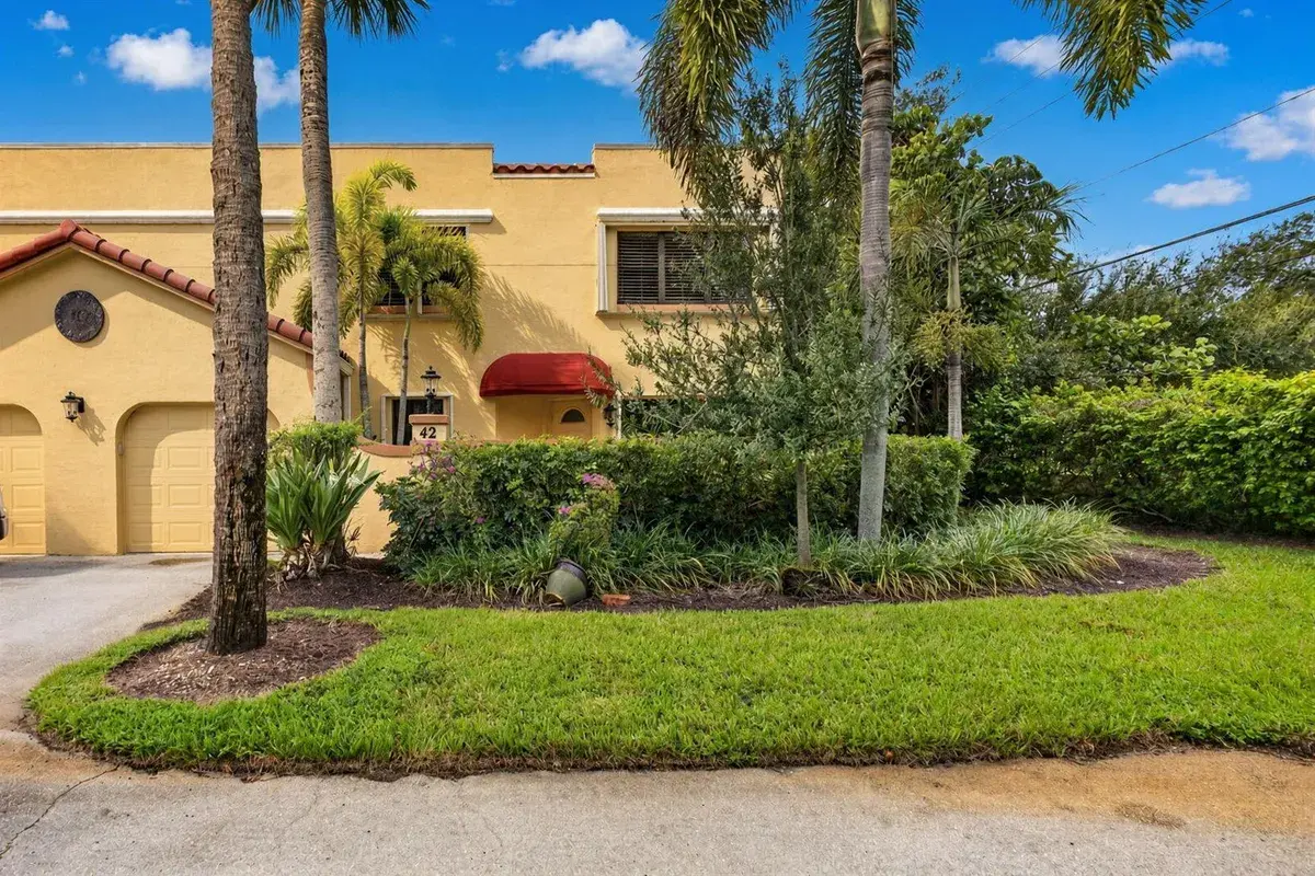 42 Uno Lago Drive, Juno Beach FL 33408