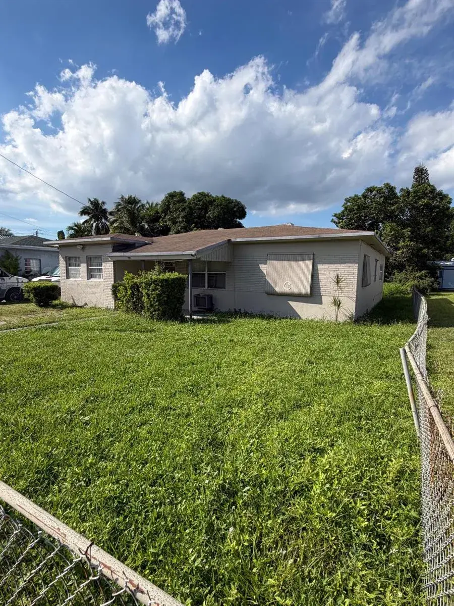 4311 SW 19TH Street, West Park FL 33023
