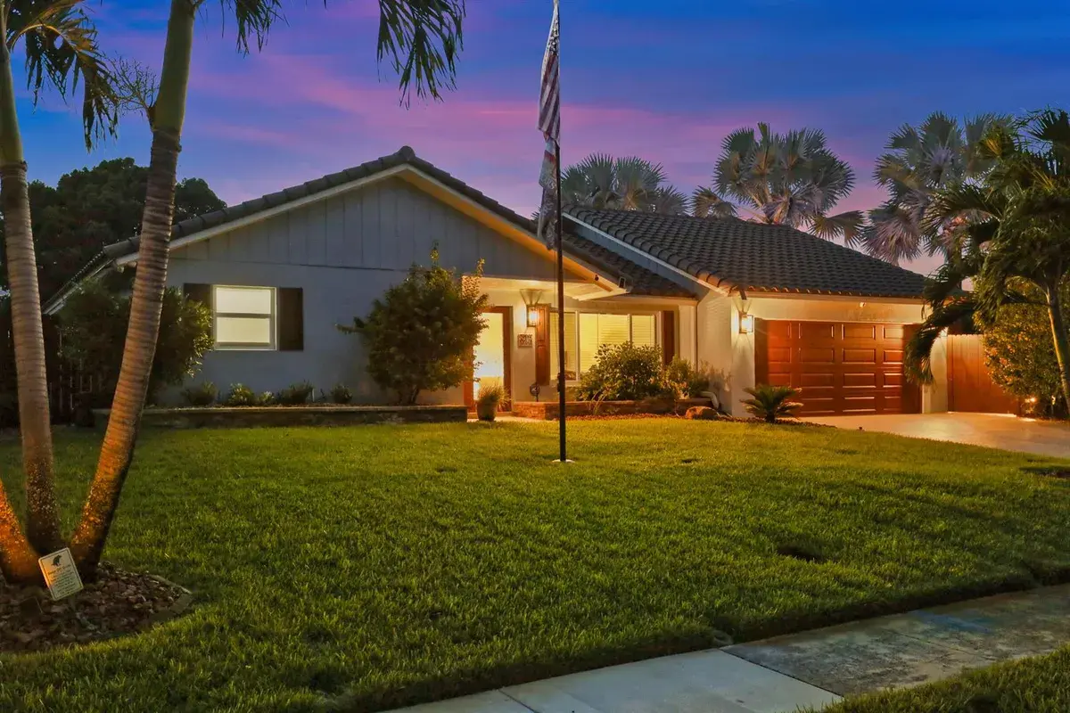3590 Lakeview Drive, Delray Beach FL 33445