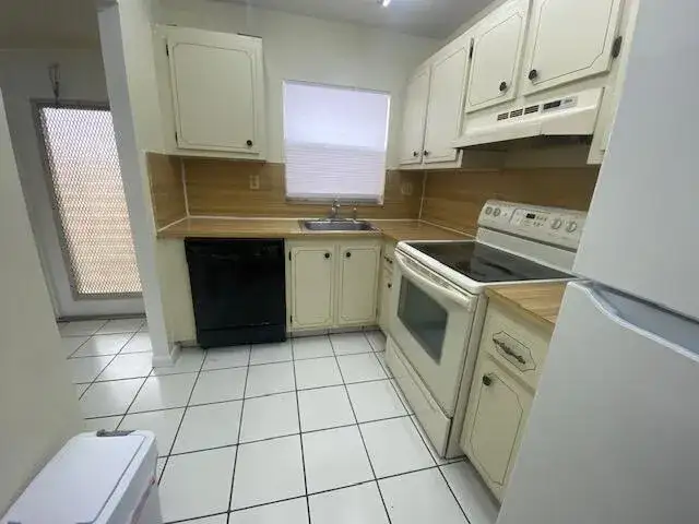 9620 SUNRISE LAKES Boulevard # 304, Sunrise FL 33322 photo 5