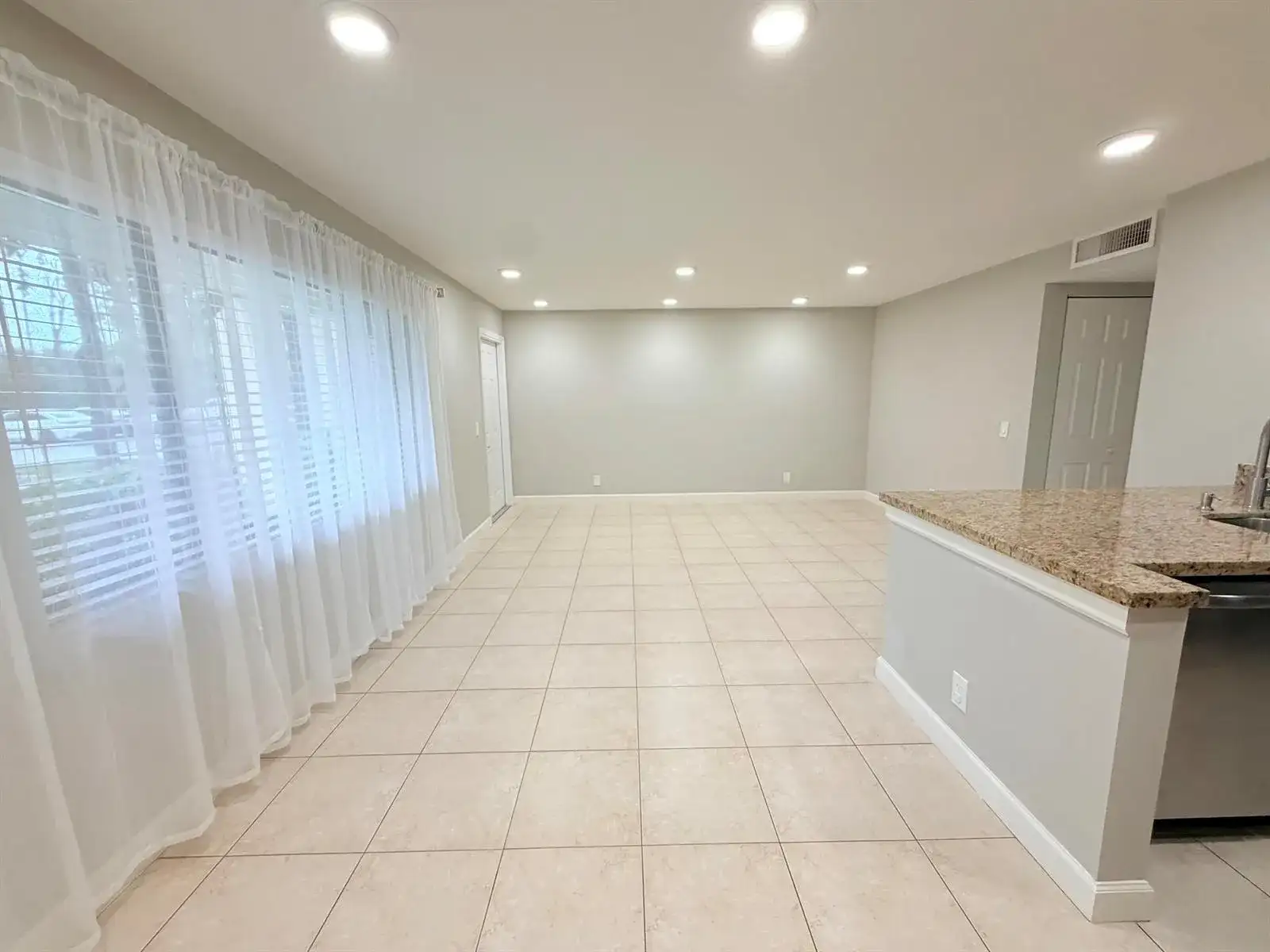 907 MEADOWS Circle, Boynton Beach FL 33436 photo 2