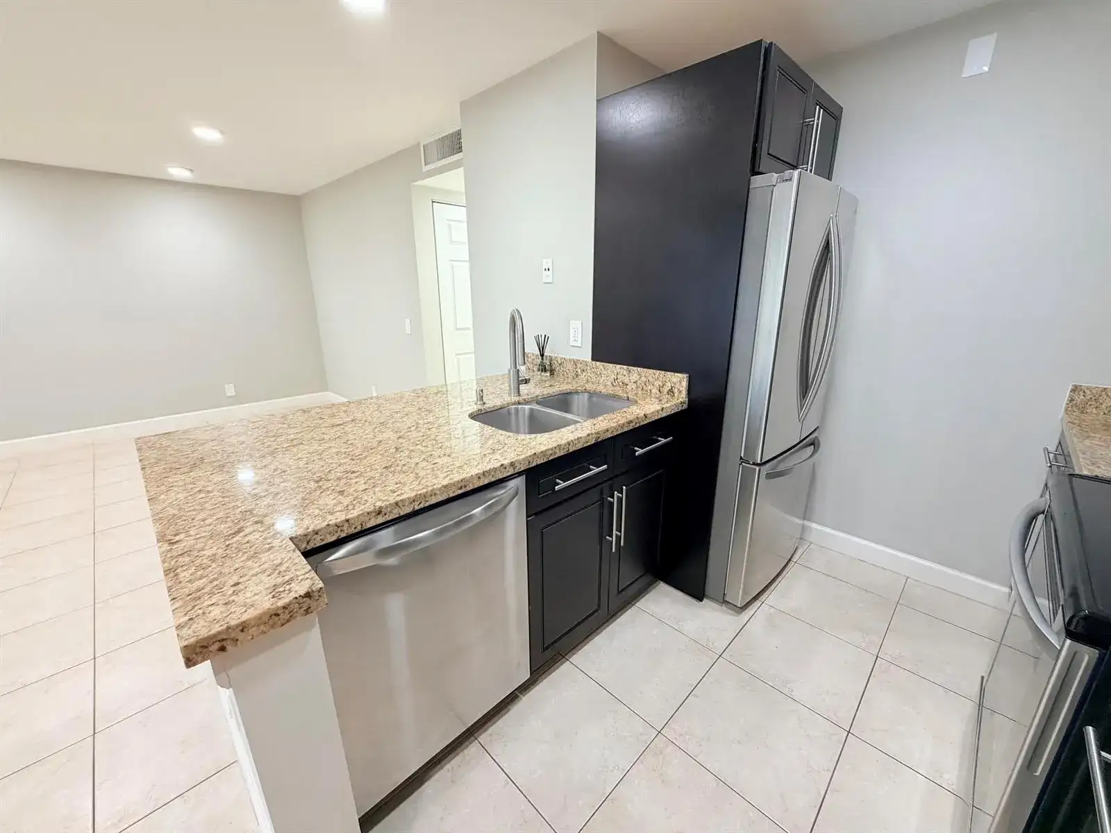 907 MEADOWS Circle, Boynton Beach FL 33436 photo 4