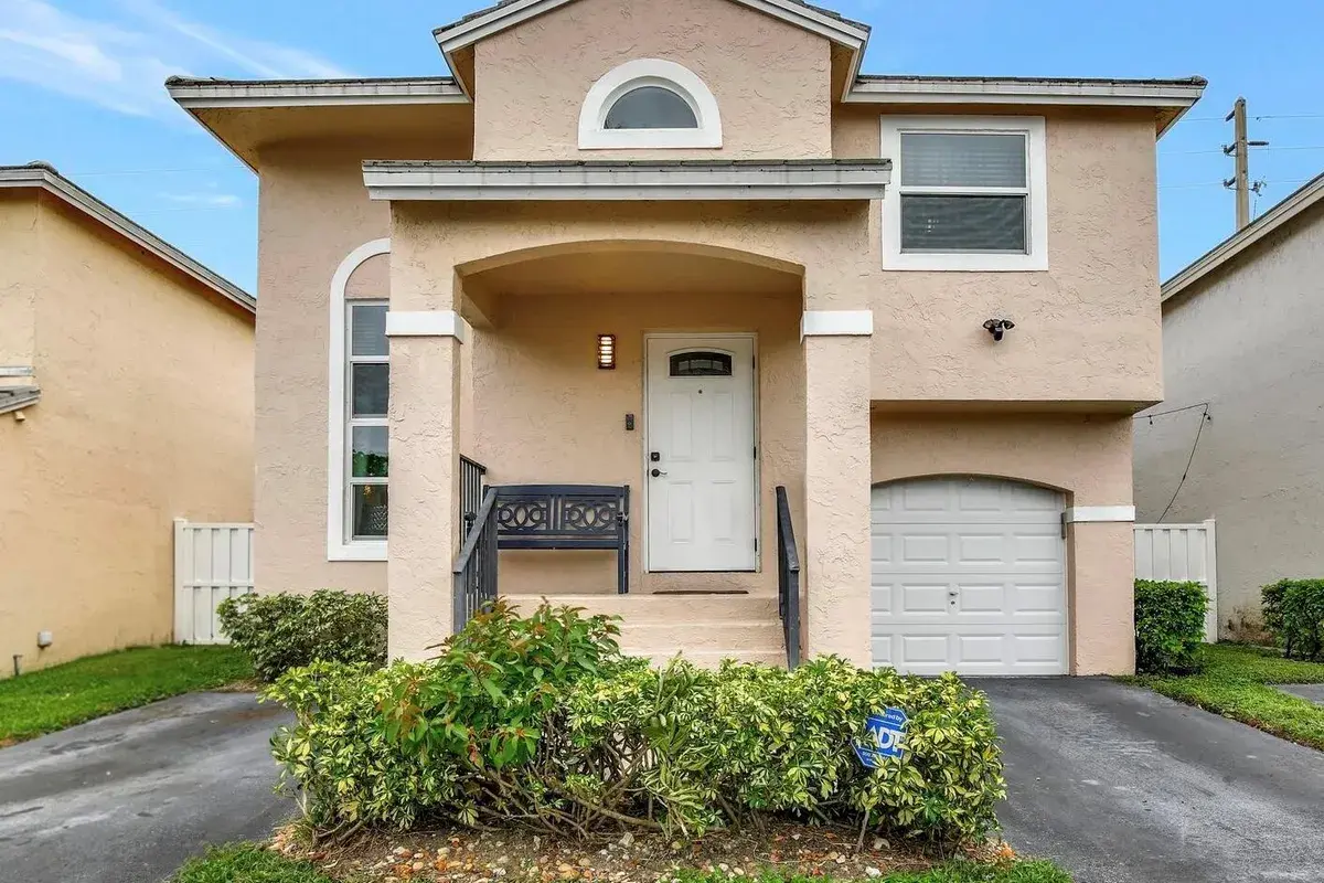 9919 NW 2nd Street, Plantation FL 33324
