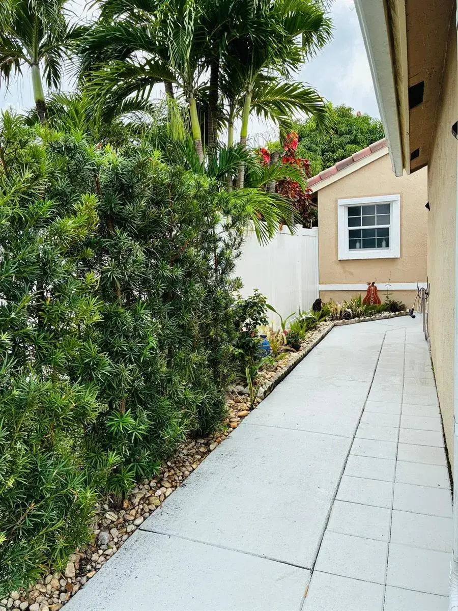 1051 NW 191ST Avenue, Pembroke Pines FL 33029