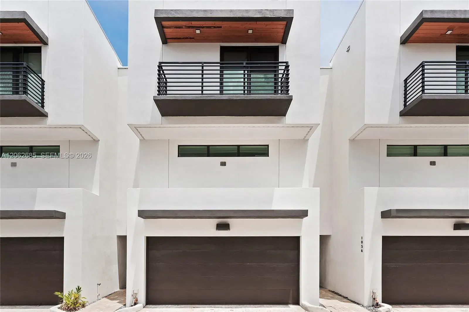 1054 N VICTORIA PARK Road, Fort Lauderdale FL 33304