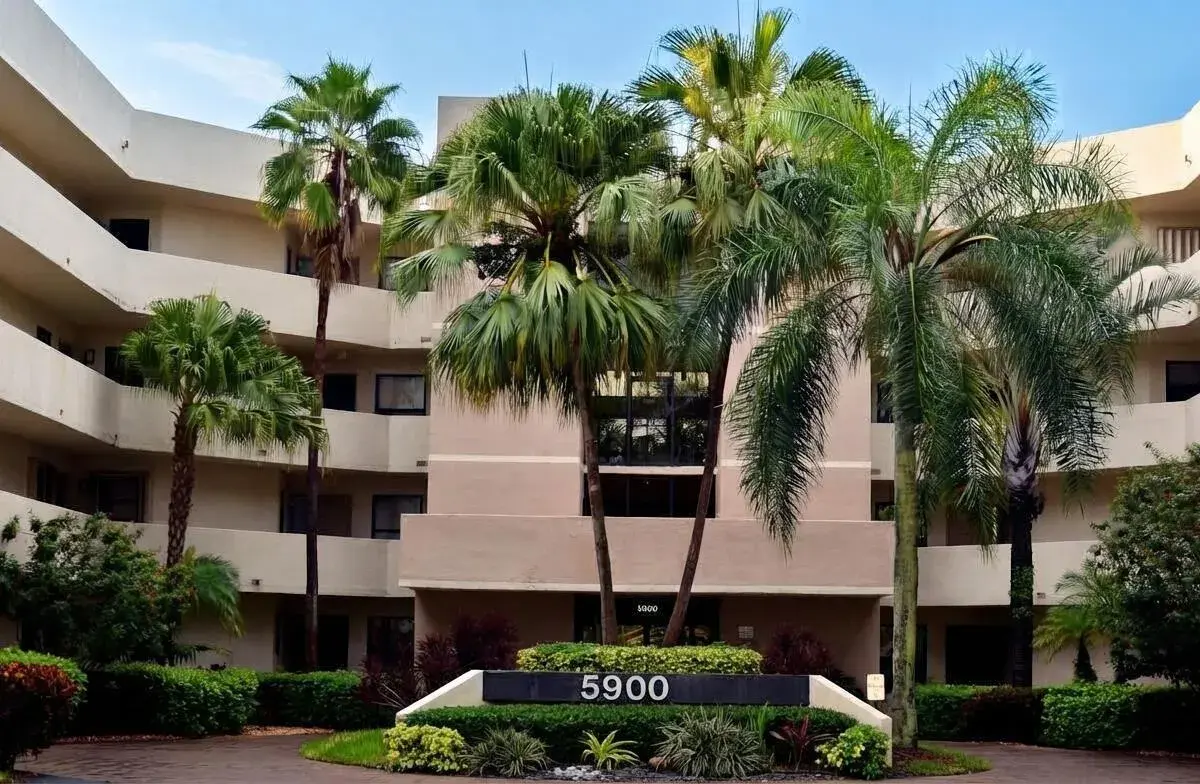 5900 Camino Del Sol # 302, Boca Raton FL 33433