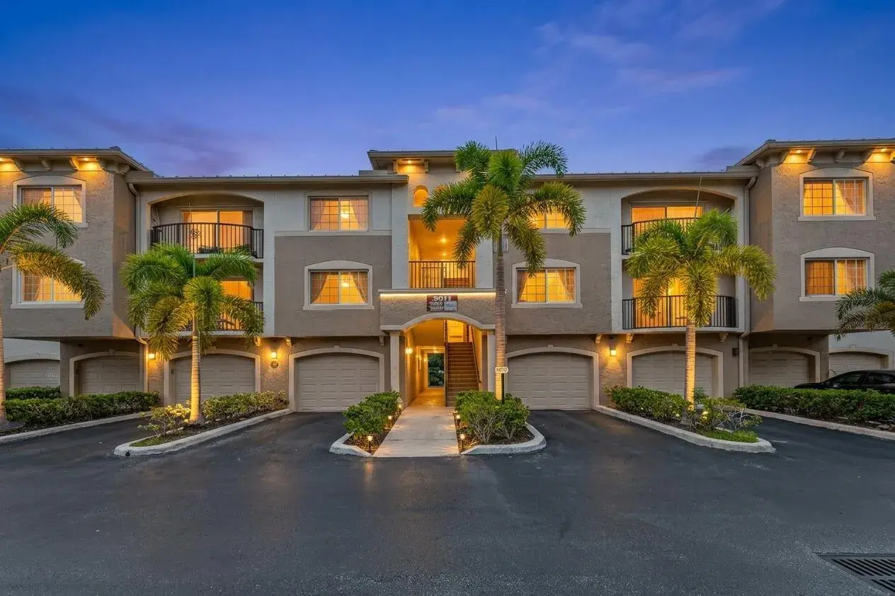 200 Crestwood Court N # 211, Royal Palm Beach FL 33411