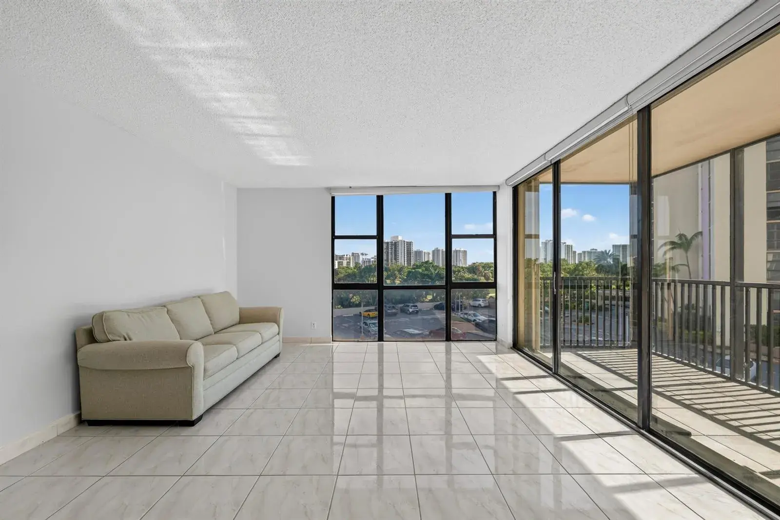 20301 W COUNTRY CLUB Drive # 523, Aventura FL 33180