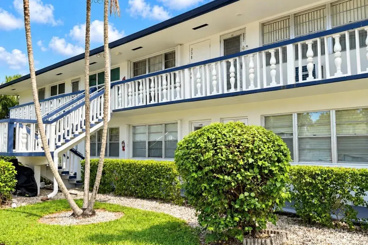 228 NORTHAMPTON L # 228, West Palm Beach FL 33417
