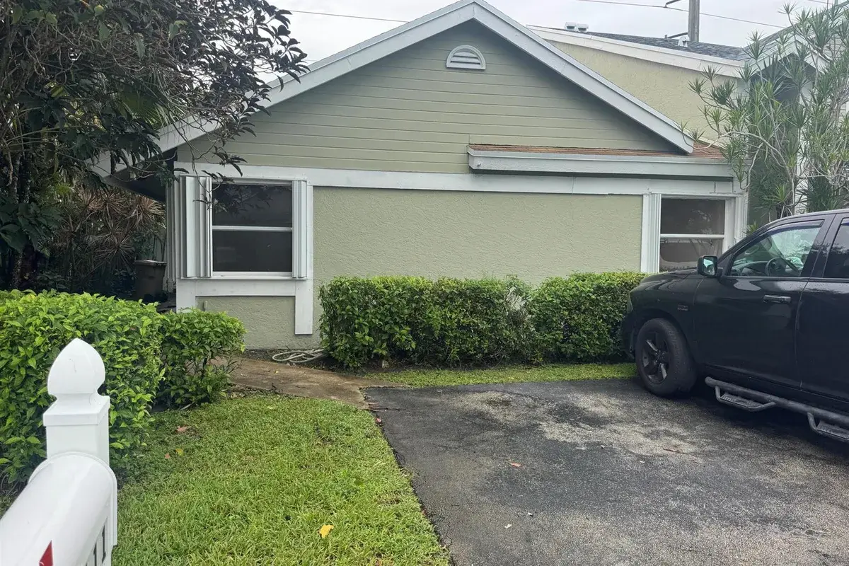 1111 SW 111th Way, Davie FL 33324