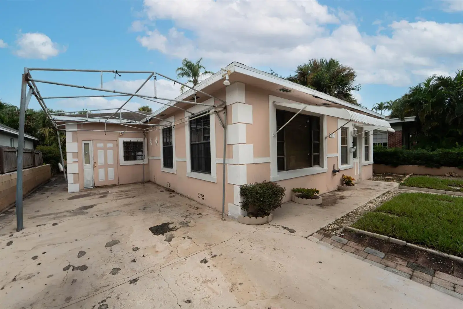 521 26TH Street, West Palm Beach FL 33407