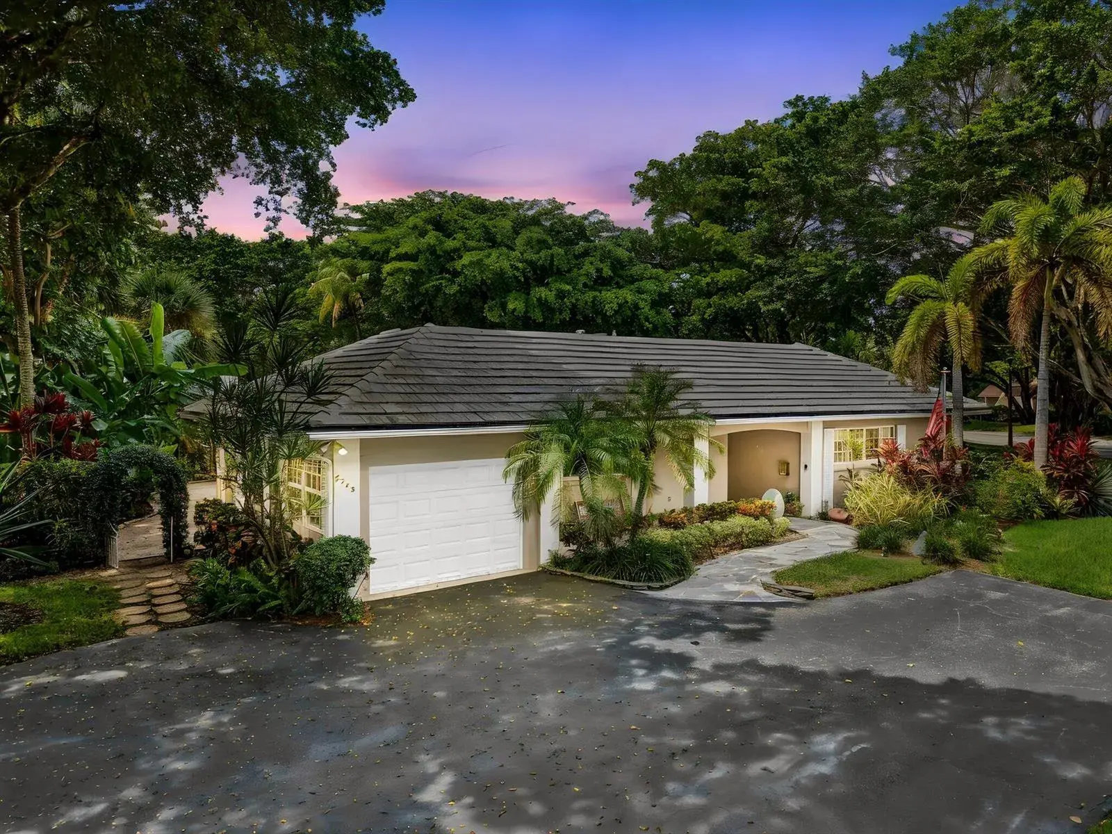 3745 OAKS CLUBHOUSE Drive # 8, Pompano Beach FL 33069