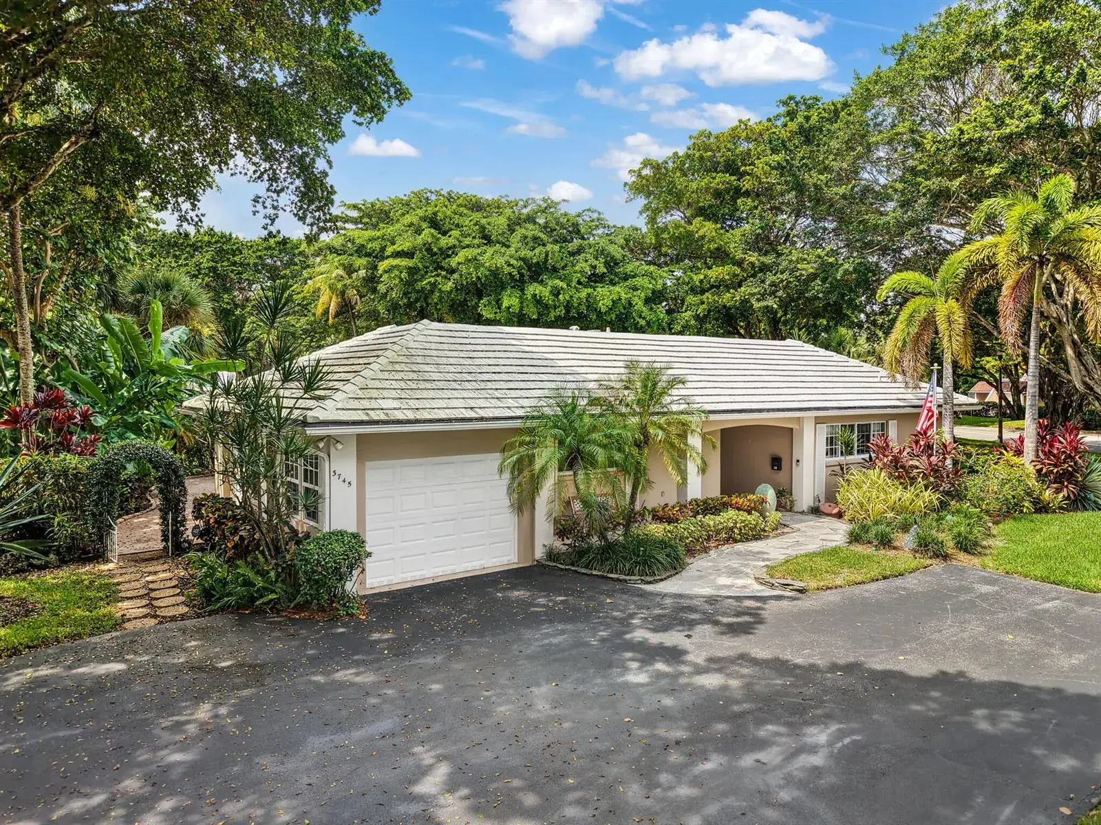 3745 OAKS CLUBHOUSE Drive # 8, Pompano Beach FL 33069