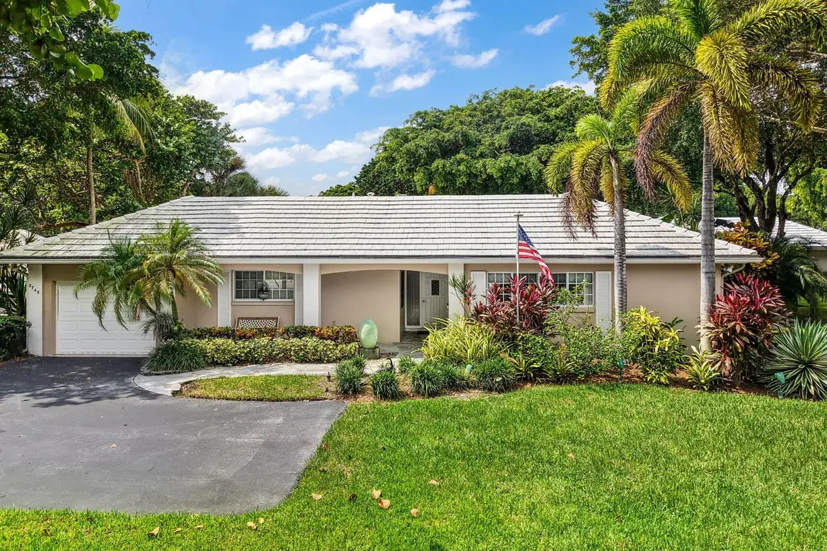 3745 OAKS CLUBHOUSE Drive # 8, Pompano Beach FL 33069