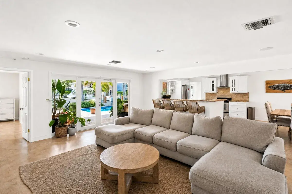 330 SE 10TH Street, Pompano Beach FL 33060