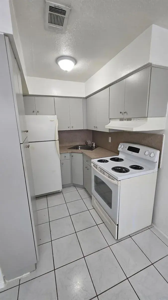 2501 PIERCE Street # 15, Hollywood FL 33020