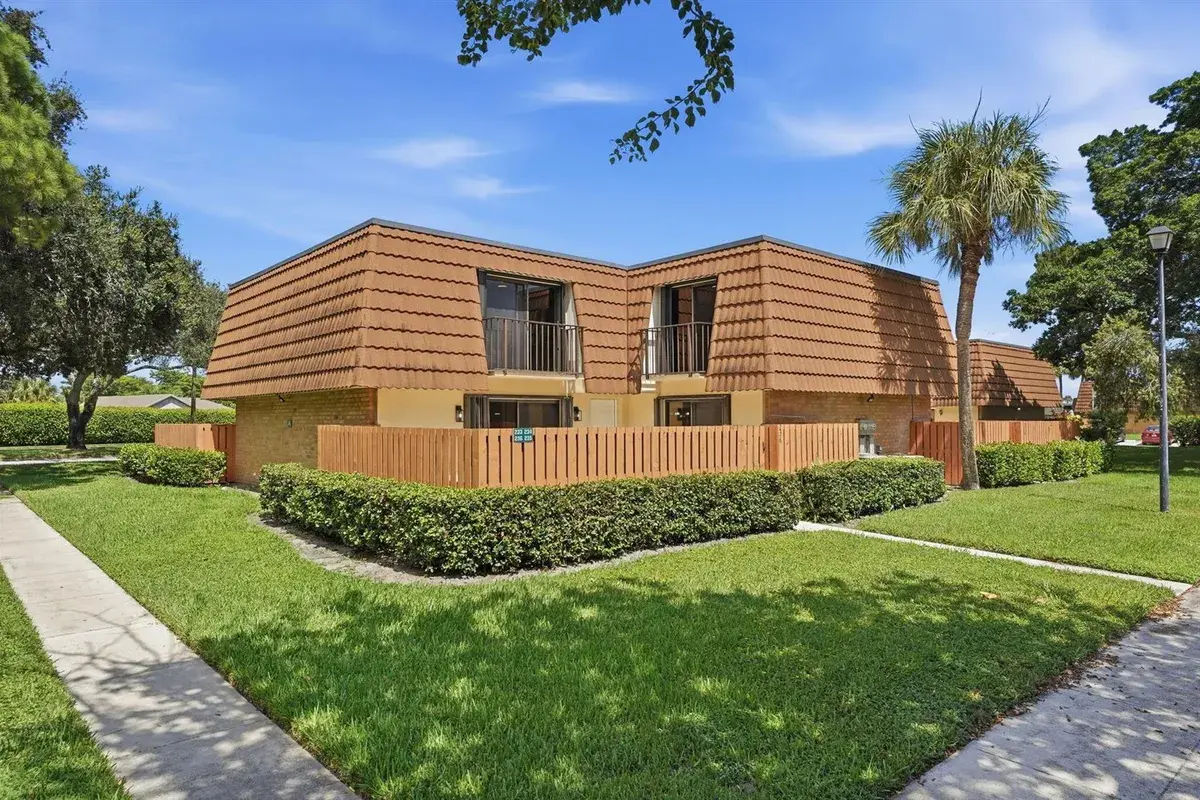 236 CHARTER Way, West Palm Beach FL 33407