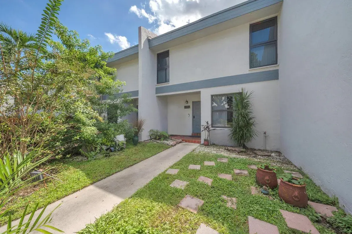 9240 NW 14th Street, Pembroke Pines FL 33024