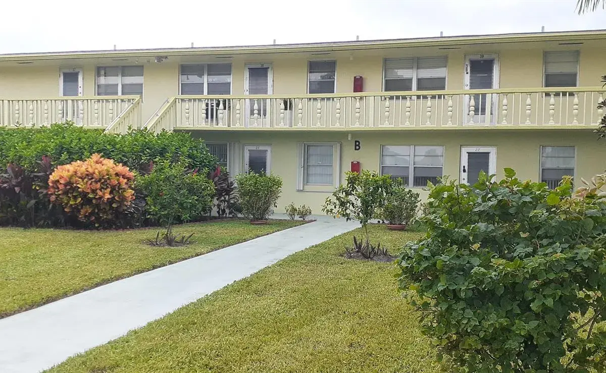 26 Sheffield B, West Palm Beach FL 33417