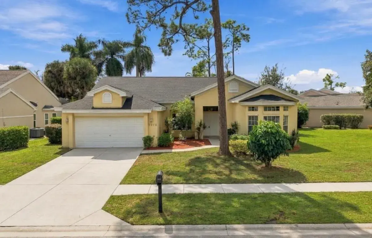 1015 LAKE BREEZE Drive, Wellington FL 33414