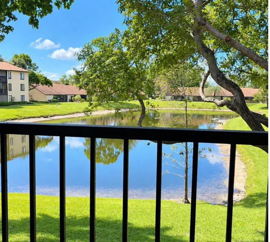 610 Sea Pine Way # H2, FL 33415