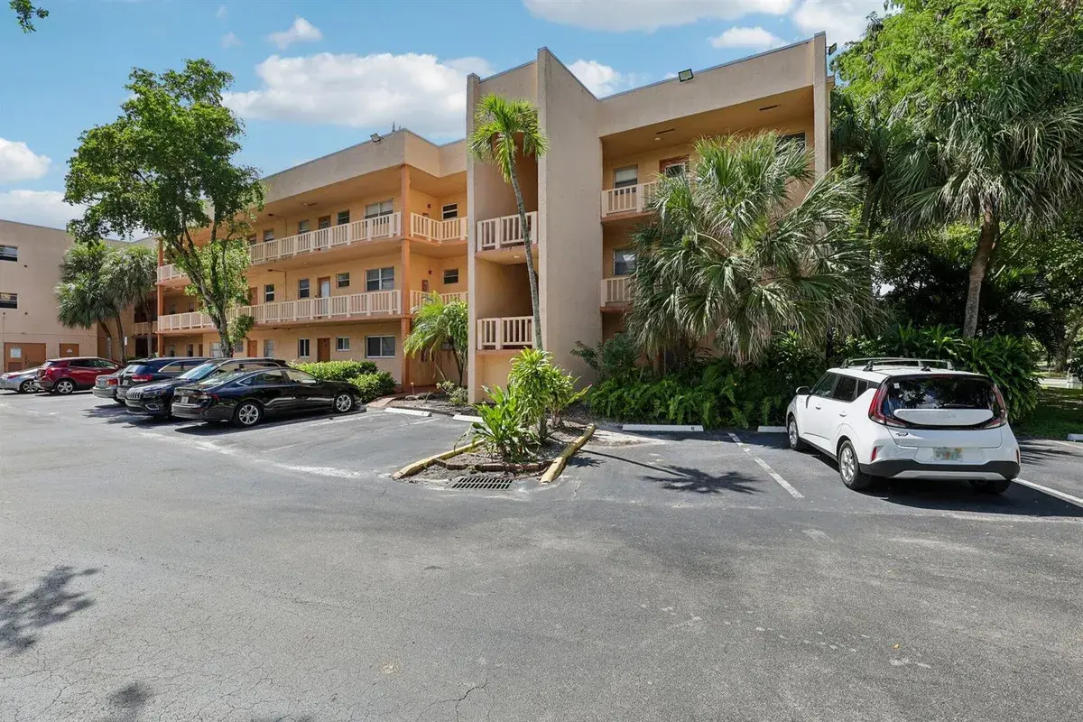 8400 LAGOS DE CAMPO Boulevard # 303, Tamarac FL 33321