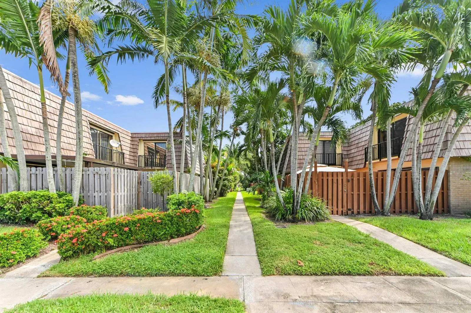 824 Springdale Circle, Palm Springs FL 33461