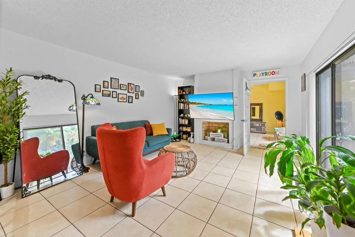 824 Springdale Circle, Palm Springs FL 33461