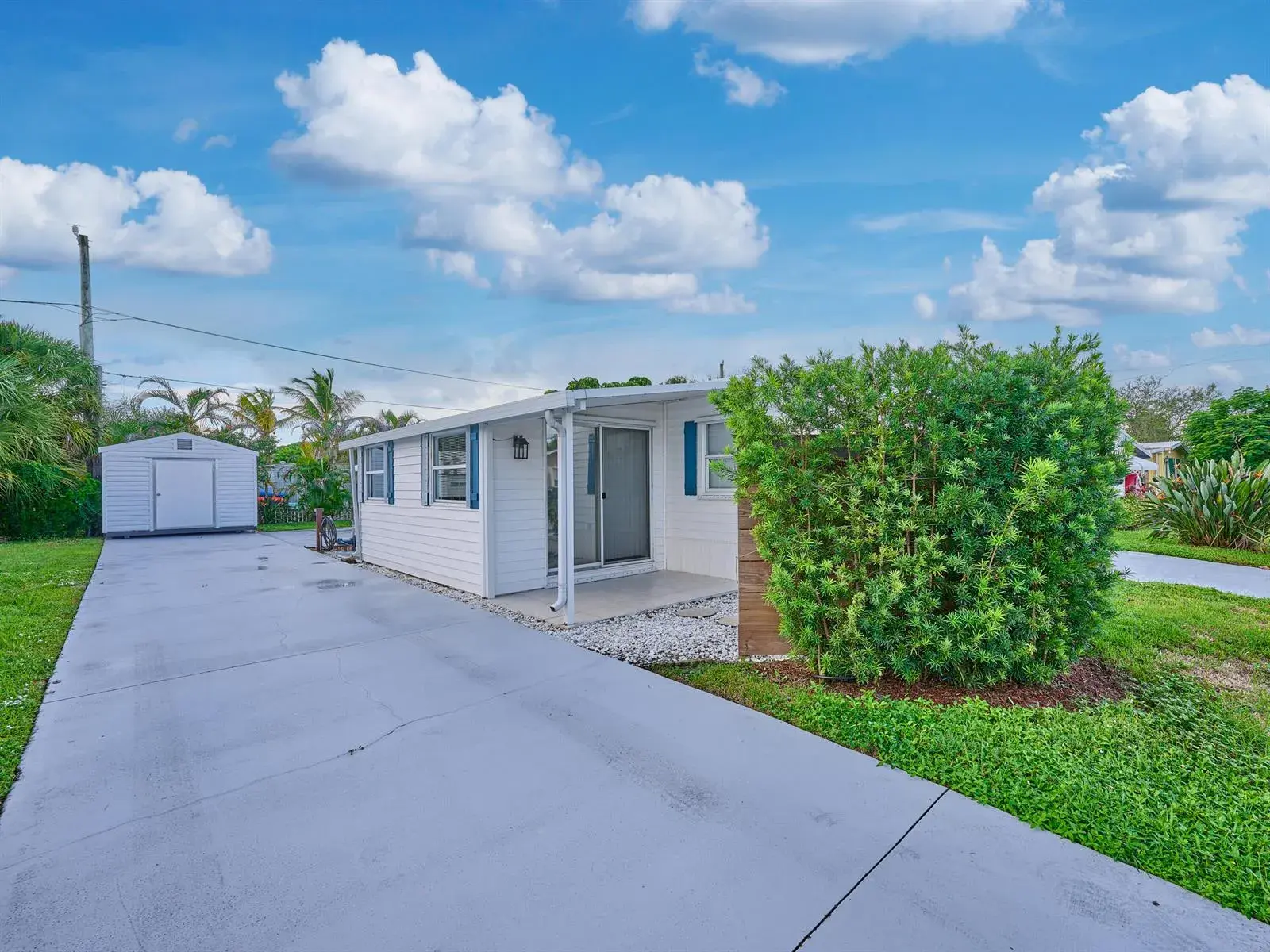 8421 SE SKYLARK Avenue, Hobe Sound FL 33455