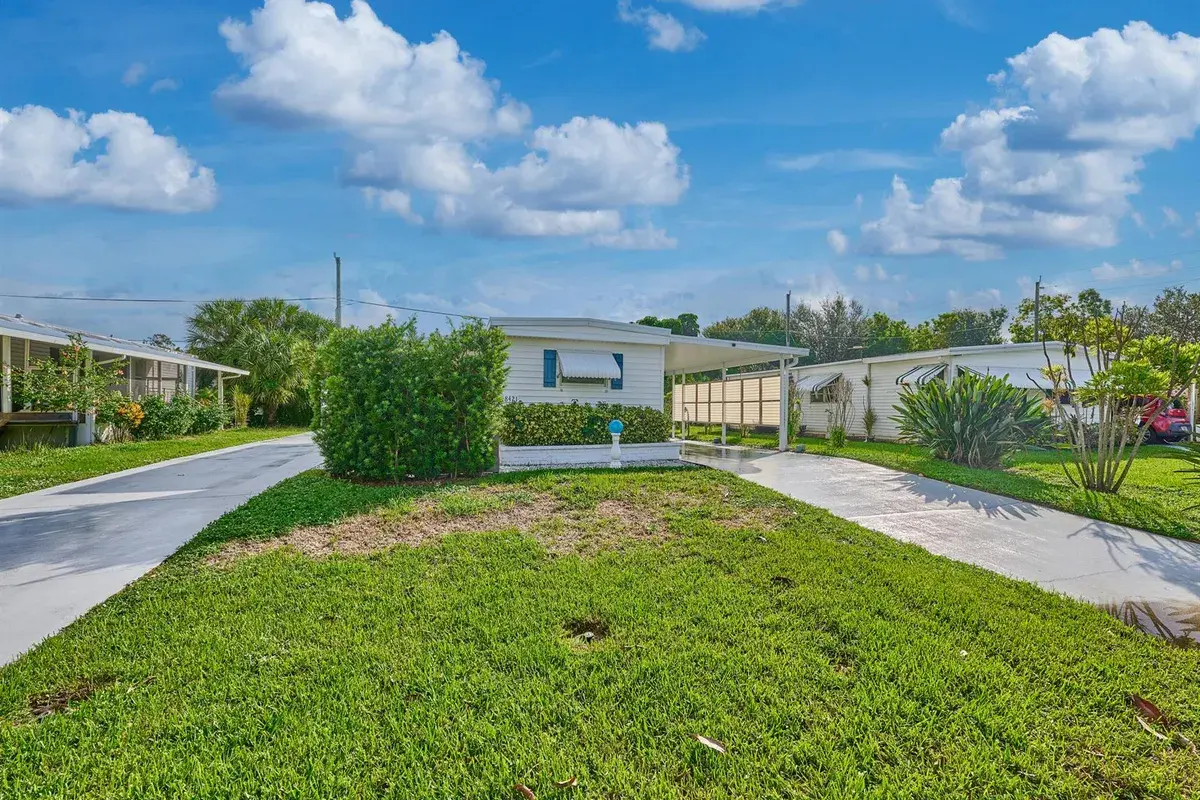 8421 SE SKYLARK Avenue, Hobe Sound FL 33455