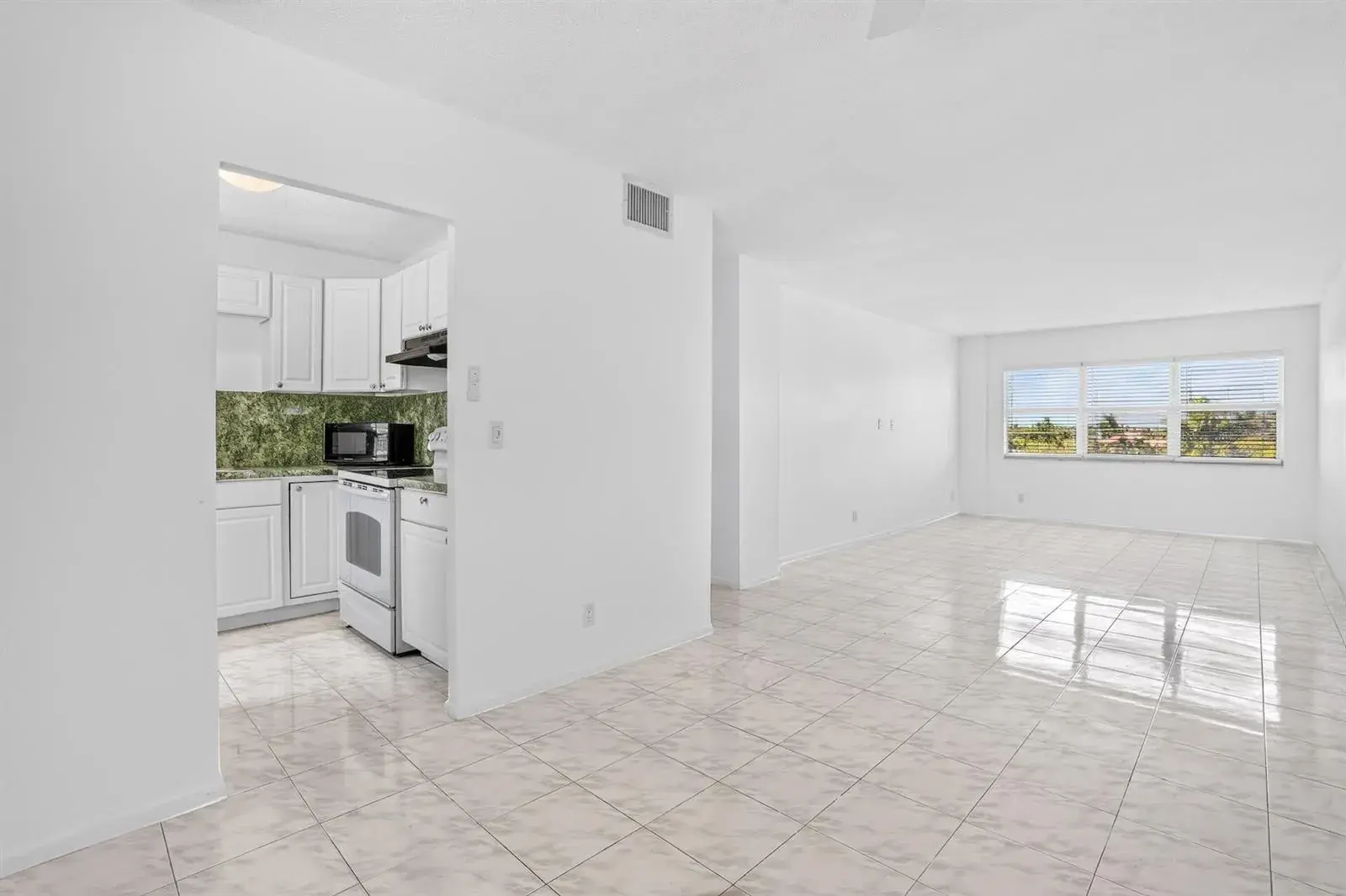 2555 NE 11th Street # 404, Fort Lauderdale FL 33304