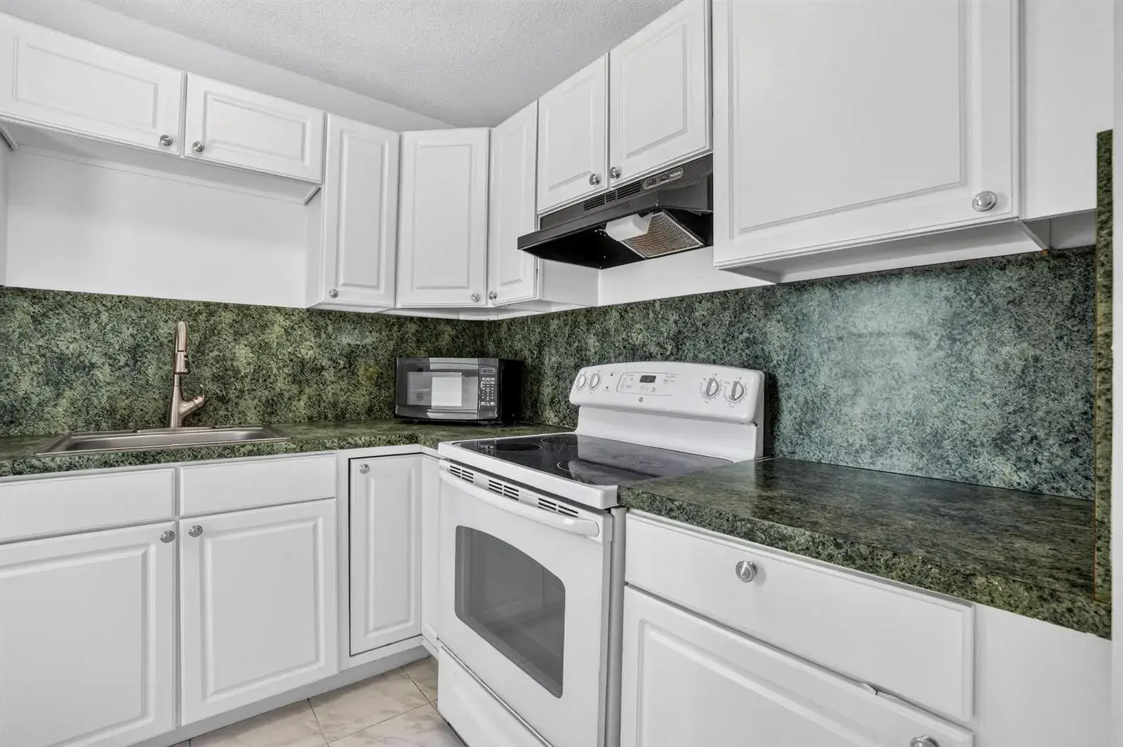 2555 NE 11th Street # 404, Fort Lauderdale FL 33304