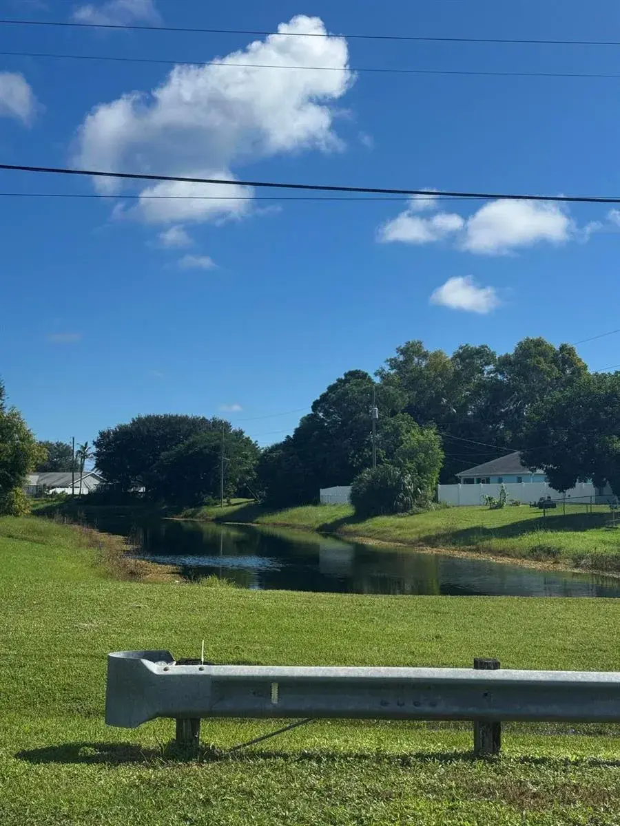 2296 SE CHARLESTON Drive, Port St. Lucie FL 34952