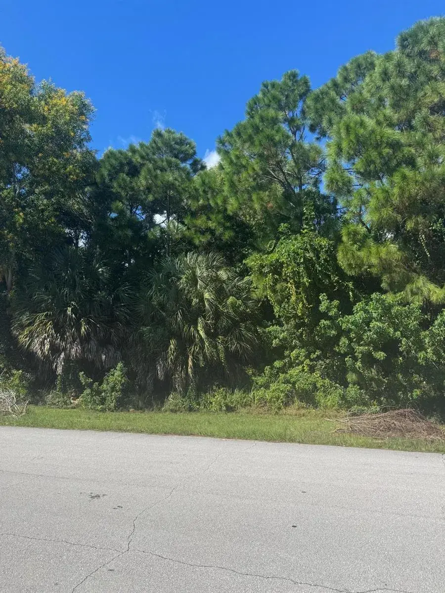 2296 SE CHARLESTON Drive, Port St. Lucie FL 34952