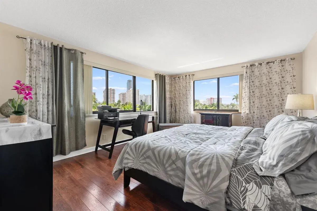 301 GOLDEN ISLES Drive # 401, Hallandale Beach FL 33009