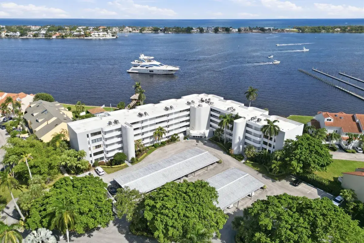 8200 Lakeshore Drive # 2020, Hypoluxo FL 33462