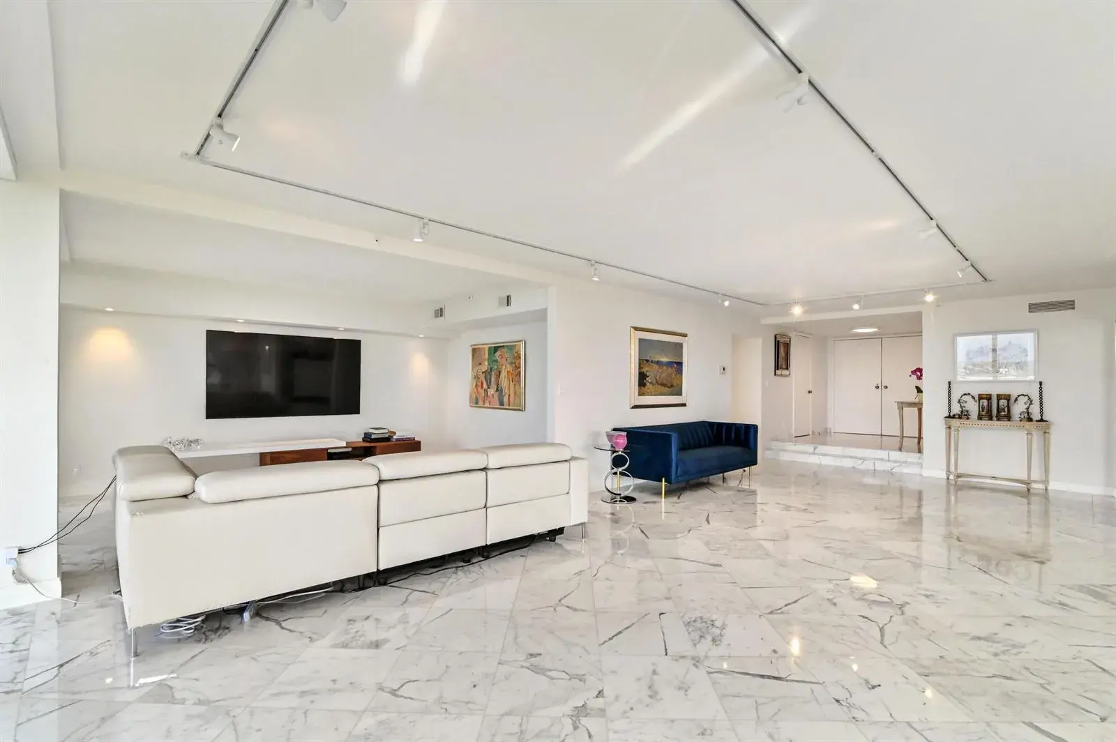 1900 CONSULATE Place # 1704, West Palm Beach FL 33401