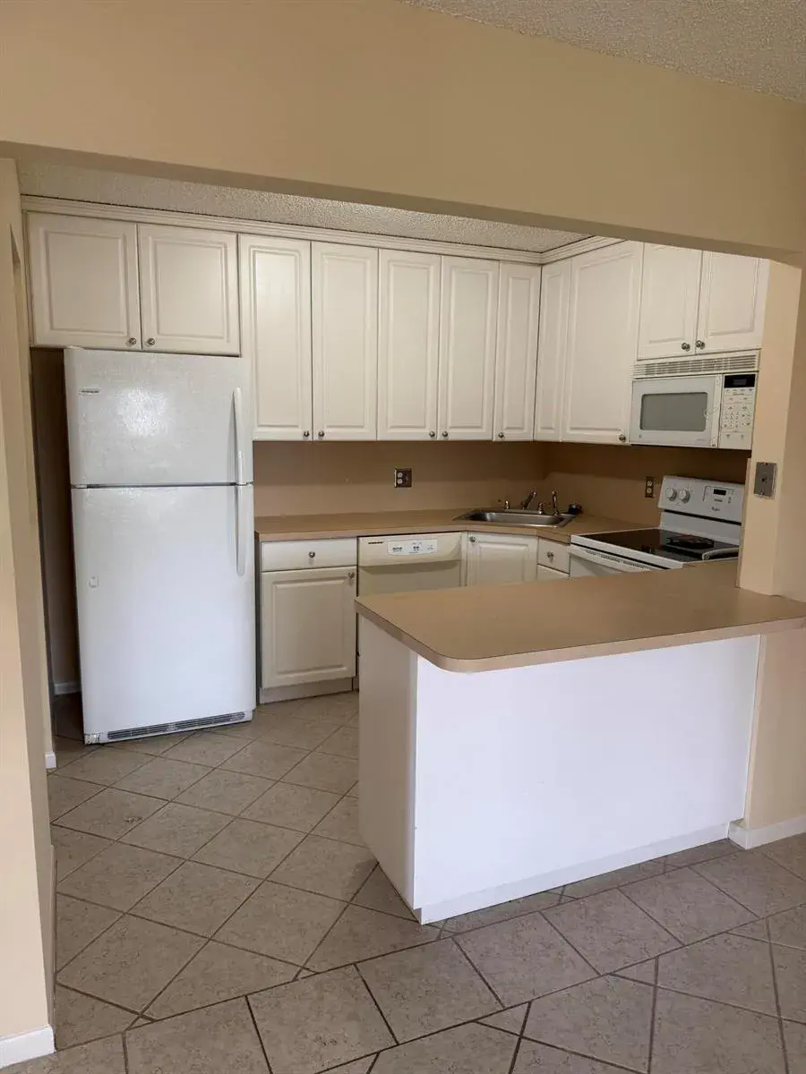 211 Pine Hov Circle # 2, FL 33463