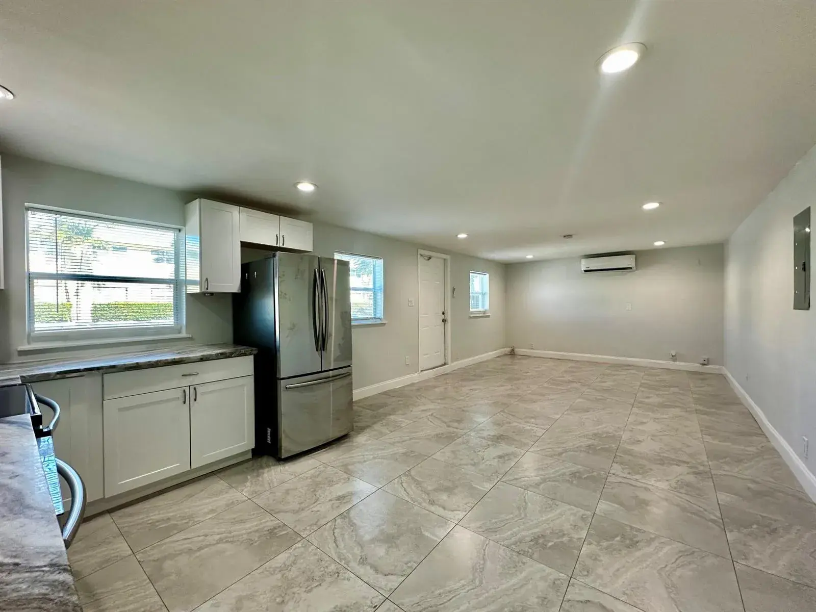1279 NE 40TH Place, Oakland Park FL 33334