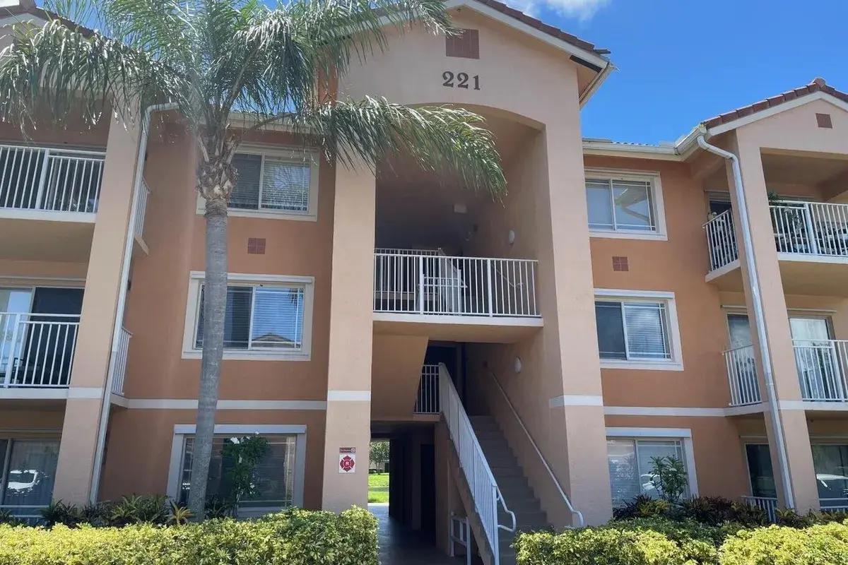 221 SW PALM Drive # 104, Port St. Lucie FL 34986