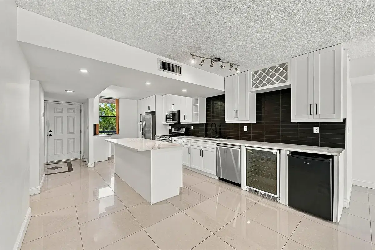 2768 CARAMBOLA Circle S # 302, Coconut Creek FL 33066
