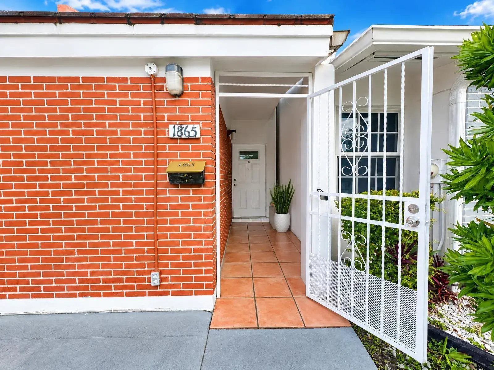 1865 W 68TH, Hialeah FL 33014