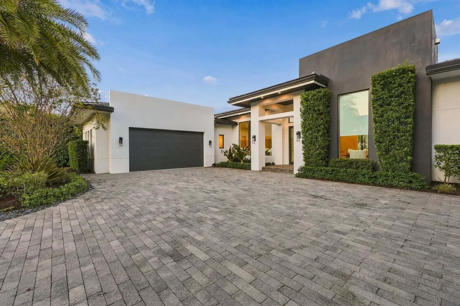 3500 EMBASSY Drive, West Palm Beach FL 33401