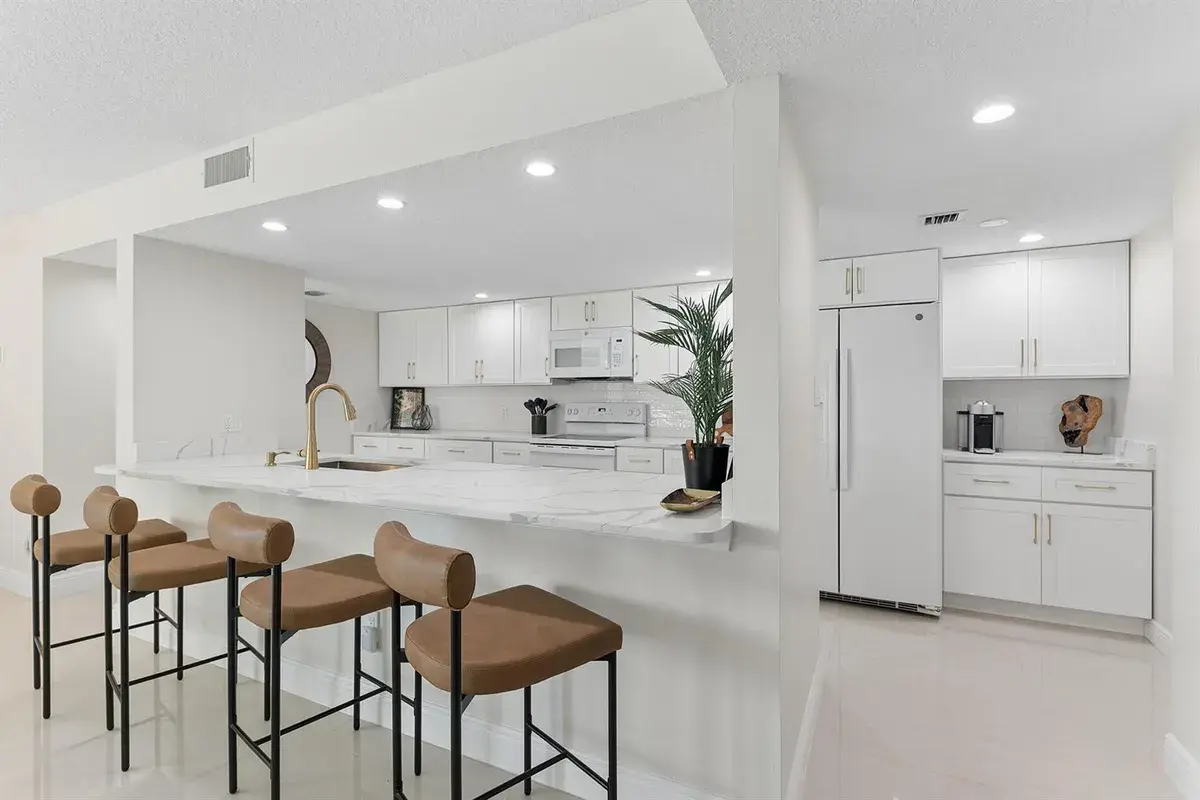 2025 LAVERS Circle # D404, Delray Beach FL 33444