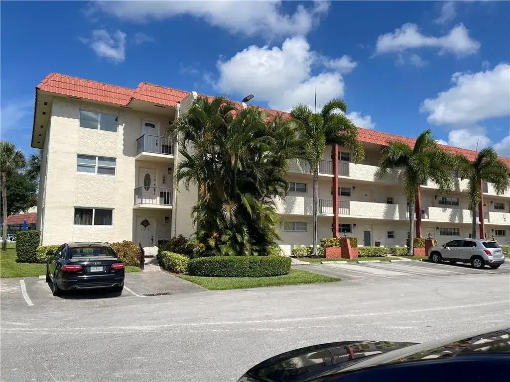 9410 N Hollybrook Lake Drive # 310, Pembroke Pines FL 33025