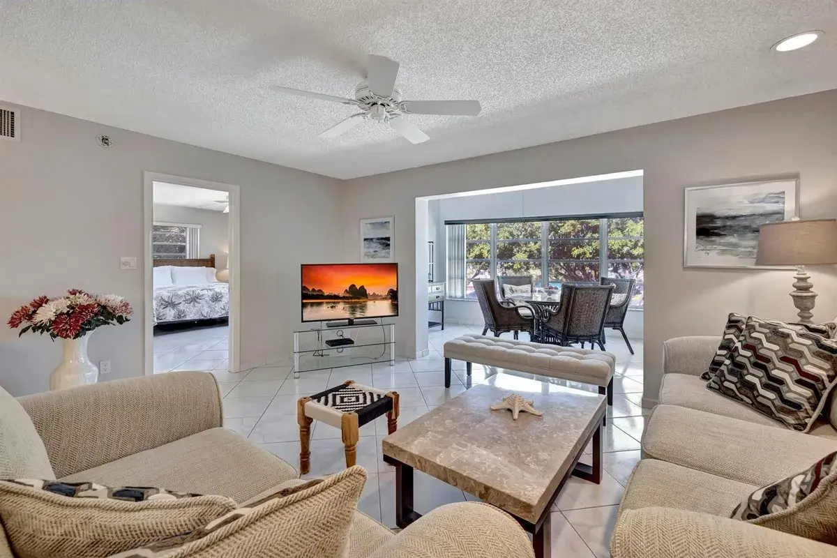 4270 NW 40th Street # 302, Lauderdale Lakes FL 33319