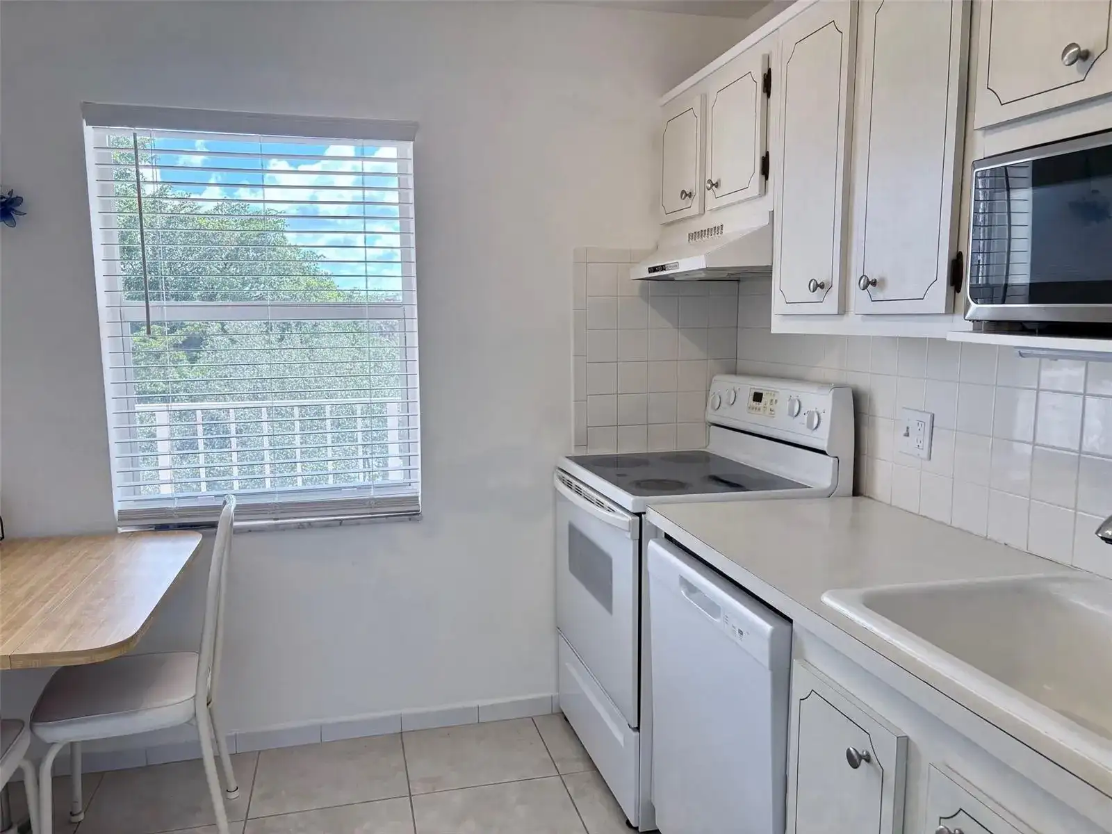 1055 Country Club Drive # 404, Margate FL 33063 photo 4