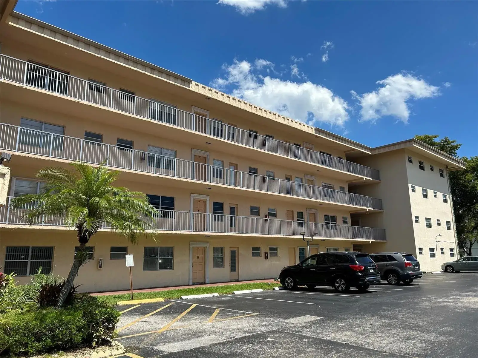 4191 NW 41st Street # 312, Lauderdale Lakes FL 33319