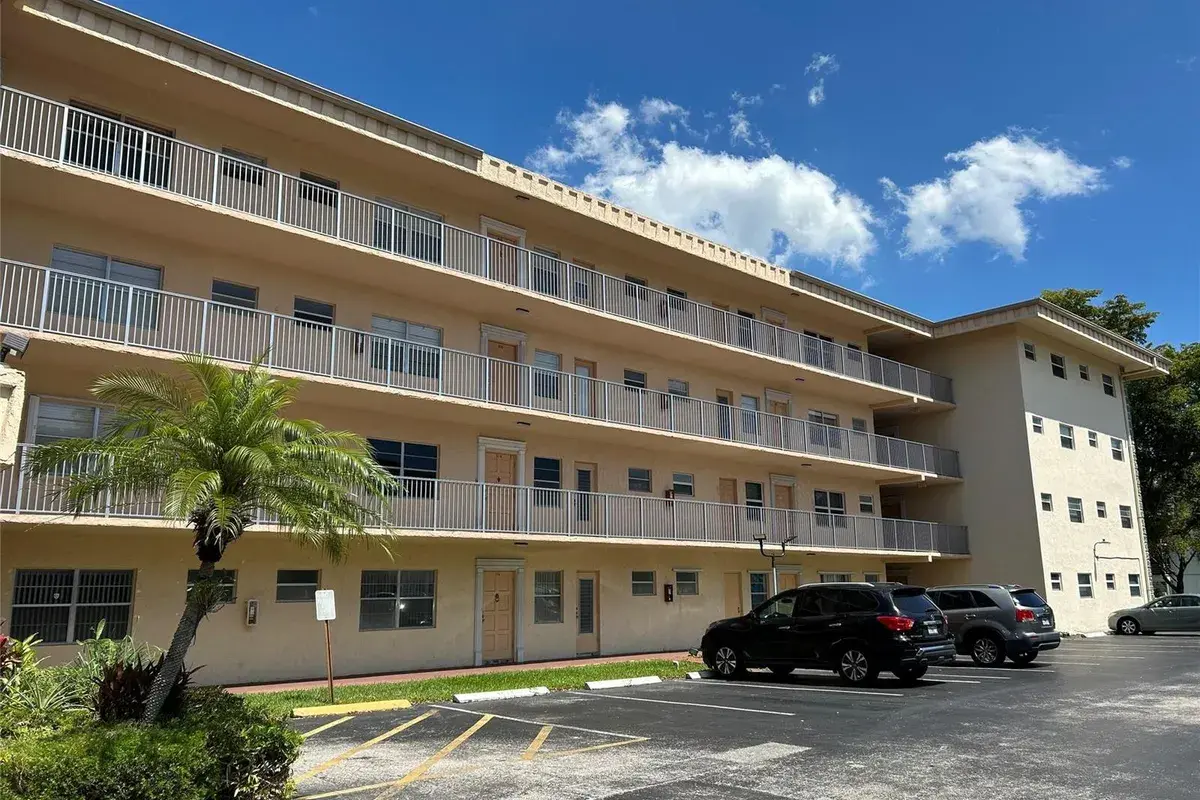 4191 NW 41st Street # 312, Lauderdale Lakes FL 33319
