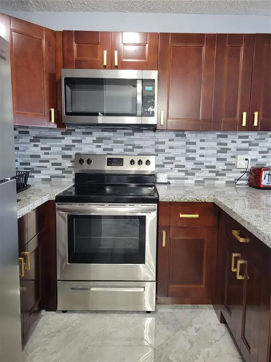 800 SW 11th Avenue # 17, Hallandale Beach FL 33009
